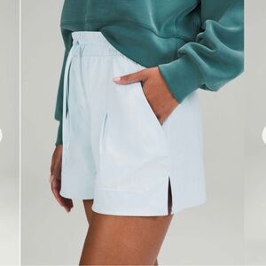 Lululemon Lightweight Mid Rise Short 3.5”